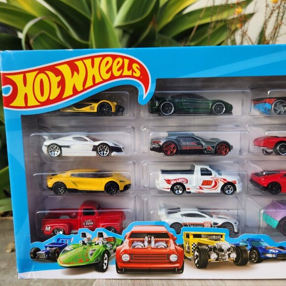 NEW HOT WHEELS Pack Bundle 20 1:64 Scale Toy CHRISTMAS Vehicles Toy 20 Cars Vehi - Picture 3 of 7